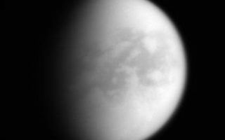 <h1>PIA08231:  Saturn's View of Titan</h1><div class="PIA08231" lang="en" style="width:392px;text-align:left;margin:auto;background-color:#000;padding:10px;max-height:150px;overflow:auto;"><p>As it approached Titan for yet another revealing encounter, the Cassini spacecraft acquired this image showing terrain on the moon's Saturn-facing hemisphere.</p><p>Prominent dark areas found in the moon's equatorial region appear to contain vast and continuous dune fields, discovered by the Cassini Radar experiment and likely composed of particles that drop from Titan's unique, smoggy atmosphere. The dark regions seen here are provisionally named Aaru and Senkyo (at right), with parts of western Fensal and Aztlan showing at left, near the terminator.</p><p>Titan is 5,150 kilometers (3,200 miles) across.</p><p>The image was taken with the Cassini spacecraft wide-angle camera using a spectral filter sensitive to wavelengths of infrared light centered at 752 nanometers. The view was obtained on July 2, 2006 at a distance of approximately 163,000 kilometers (101,000 miles) from Titan and at a Sun-Titan-spacecraft, or phase, angle of 62 degrees. Image scale is 19 kilometers (12 miles) per pixel.</p><p>The Cassini-Huygens mission is a cooperative project of NASA, the European Space Agency and the Italian Space Agency. The Jet Propulsion Laboratory, a division of the California Institute of Technology in Pasadena, manages the mission for NASA's Science Mission Directorate, Washington, D.C. The Cassini orbiter and its two onboard cameras were designed, developed and assembled at JPL. The imaging operations center is based at the Space Science Institute in Boulder, Colo.</p><p>For more information about the Cassini-Huygens mission visit <a href="http://saturn.jpl.nasa.gov">http://saturn.jpl.nasa.gov/home/index.cfm</a>. The Cassini imaging team homepage is at <a href="http://ciclops.org">http://ciclops.org</a>.</p><br /><br /><a href="http://photojournal.jpl.nasa.gov/catalog/PIA08231" onclick="window.open(this.href); return false;" title="Voir l'image 	 PIA08231:  Saturn's View of Titan	  sur le site de la NASA">Voir l'image 	 PIA08231:  Saturn's View of Titan	  sur le site de la NASA.</a></div>