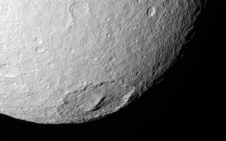 <h1>PIA08254:  Toward Melanthius</h1><div class="PIA08254" lang="en" style="width:800px;text-align:left;margin:auto;background-color:#000;padding:10px;max-height:150px;overflow:auto;"><p>Cassini looks into the 245-kilometer (150-mile) wide crater Melanthius in this view of the southern terrain on Tethys. The crater possesses a prominent cluster of peaks in its center which are relics of its formation.</p><p>Notable here is a distinct boundary in crater abundance -- the cratering density is much higher in the farthest western terrain (left side of the image) than elsewhere.</p><p>North on Tethys (1,071 kilometers, or 665 miles across) is up and rotated 45 degrees to the left.</p><p>The image was taken in visible light with the Cassini spacecraft narrow-angle camera on July 23, 2006 at a distance of approximately 120,000 kilometers (75,000 miles) from Tethys and at a Sun-Tethys-spacecraft, or phase, angle of 29 degrees. Image scale is 715 meters (2,345 feet) per pixel.</p><p>The Cassini-Huygens mission is a cooperative project of NASA, the European Space Agency and the Italian Space Agency. The Jet Propulsion Laboratory, a division of the California Institute of Technology in Pasadena, manages the mission for NASA's Science Mission Directorate, Washington, D.C. The Cassini orbiter and its two onboard cameras were designed, developed and assembled at JPL. The imaging operations center is based at the Space Science Institute in Boulder, Colo.</p><p>For more information about the Cassini-Huygens mission visit <a href="http://saturn.jpl.nasa.gov">http://saturn.jpl.nasa.gov/home/index.cfm</a>. The Cassini imaging team homepage is at <a href="http://ciclops.org">http://ciclops.org</a>.</p><br /><br /><a href="http://photojournal.jpl.nasa.gov/catalog/PIA08254" onclick="window.open(this.href); return false;" title="Voir l'image 	 PIA08254:  Toward Melanthius	  sur le site de la NASA">Voir l'image 	 PIA08254:  Toward Melanthius	  sur le site de la NASA.</a></div>