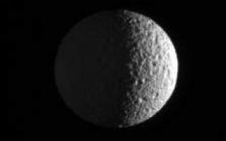 <h1>PIA08289:  Mimas in View</h1><div class="PIA08289" lang="en" style="width:223px;text-align:left;margin:auto;background-color:#000;padding:10px;max-height:150px;overflow:auto;"><p>The Cassini spacecraft zooms in on Mimas, pitted by craters and slightly out-of-round. Cassini images taken during a flyby of Mimas in August 2005 were compiled into a movie showing the moon's battered surface up close (see <a href="/catalog/PIA07710">PIA07710</a>).</p><p>This view shows the Saturn-facing hemisphere of Mimas (397 kilometers, or 247 miles across). North is up and rotated 24 degrees to the left. The moon's night side is dimly lit by saturnshine, which is sunlight reflected by the planet.</p><p>The image was taken in visible light with the Cassini spacecraft narrow-angle camera on Sept. 25, 2006 at a distance of approximately 552,000 kilometers (343,000 miles) from Mimas and at a Sun-Mimas-spacecraft, or phase, angle of 106 degrees. Image scale is 3 kilometers (2 miles) per pixel.</p><p>The Cassini-Huygens mission is a cooperative project of NASA, the European Space Agency and the Italian Space Agency. The Jet Propulsion Laboratory, a division of the California Institute of Technology in Pasadena, manages the mission for NASA's Science Mission Directorate, Washington, D.C. The Cassini orbiter and its two onboard cameras were designed, developed and assembled at JPL. The imaging operations center is based at the Space Science Institute in Boulder, Colo.</p><p>For more information about the Cassini-Huygens mission visit <a href="http://saturn.jpl.nasa.gov">http://saturn.jpl.nasa.gov/home/index.cfm</a>. The Cassini imaging team homepage is at <a href="http://ciclops.org">http://ciclops.org</a>.</p><br /><br /><a href="http://photojournal.jpl.nasa.gov/catalog/PIA08289" onclick="window.open(this.href); return false;" title="Voir l'image 	 PIA08289:  Mimas in View	  sur le site de la NASA">Voir l'image 	 PIA08289:  Mimas in View	  sur le site de la NASA.</a></div>