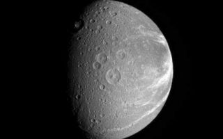 <h1>PIA08293:  Dione's Creeping Canyons</h1><div class="PIA08293" lang="en" style="width:429px;text-align:left;margin:auto;background-color:#000;padding:10px;max-height:150px;overflow:auto;"><p>Bright fractures creep across the surface of icy Dione. This extensive canyon system is centered on a region of terrain that is significantly darker that the rest of the moon. Part of the darker terrain is visible at right.</p><p>Lit terrain in this view is on the Saturn-facing hemisphere of Dione (1,126 kilometers, or 700 miles across). North is up and rotated eight degrees to the left.</p><p>The image was taken in visible light with the Cassini spacecraft narrow-angle camera on Sept. 25, 2006 at a distance of approximately 677,000 kilometers (421,000 miles) from Dione and at a Sun-Dione-spacecraft, or phase, angle of 62 degrees. Image scale is 4 kilometers (2 miles) per pixel.</p><p>The Cassini-Huygens mission is a cooperative project of NASA, the European Space Agency and the Italian Space Agency. The Jet Propulsion Laboratory, a division of the California Institute of Technology in Pasadena, manages the mission for NASA's Science Mission Directorate, Washington, D.C. The Cassini orbiter and its two onboard cameras were designed, developed and assembled at JPL. The imaging operations center is based at the Space Science Institute in Boulder, Colo.</p><p>For more information about the Cassini-Huygens mission visit <a href="http://saturn.jpl.nasa.gov">http://saturn.jpl.nasa.gov/home/index.cfm</a>. The Cassini imaging team homepage is at <a href="http://ciclops.org">http://ciclops.org</a>.</p><br /><br /><a href="http://photojournal.jpl.nasa.gov/catalog/PIA08293" onclick="window.open(this.href); return false;" title="Voir l'image 	 PIA08293:  Dione's Creeping Canyons	  sur le site de la NASA">Voir l'image 	 PIA08293:  Dione's Creeping Canyons	  sur le site de la NASA.</a></div>