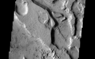 <h1>PIA08442:  Ares Vallis</h1><div class="PIA08442" lang="en" style="width:576px;text-align:left;margin:auto;background-color:#000;padding:10px;max-height:150px;overflow:auto;"><p><a href="/figures/PIA08442_fig1.jpg"></a><br><b>Context image for PIA08442<br />Ares Vallis</b></p><p>This group of channels are all part of Ares Vallis.<p>Image information: VIS instrument. Latitude 13.6N, Longitude 331.0E. 18 meter/pixel resolution.</p><p>Please see the <a href="http://themis.asu.edu/terms" target="_blank">THEMIS Data Citation Note</a> for details on crediting THEMIS images. </p><p>Note: this THEMIS visual image has not been radiometrically nor geometrically calibrated for this preliminary release. An empirical correction has been performed to remove instrumental effects. A linear shift has been applied in the cross-track and down-track direction to approximate spacecraft and planetary motion. Fully calibrated and geometrically projected images will be released through the Planetary Data System in accordance with Project policies at a later time.</p><p>NASA's Jet Propulsion Laboratory manages the 2001 Mars Odyssey mission for NASA's Office of Space Science, Washington, D.C. The Thermal Emission Imaging System (THEMIS) was developed by Arizona State University, Tempe, in collaboration with Raytheon Santa Barbara Remote Sensing. The THEMIS investigation is led by Dr. Philip Christensen at Arizona State University. Lockheed Martin Astronautics, Denver, is the prime contractor for the Odyssey project, and developed and built the orbiter. Mission operations are conducted jointly from Lockheed Martin and from JPL, a division of the California Institute of Technology in Pasadena.</p><br /><br /><a href="http://photojournal.jpl.nasa.gov/catalog/PIA08442" onclick="window.open(this.href); return false;" title="Voir l'image 	 PIA08442:  Ares Vallis	  sur le site de la NASA">Voir l'image 	 PIA08442:  Ares Vallis	  sur le site de la NASA.</a></div>