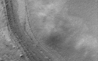 <h1>PIA08476:  South Layers</h1><div class="PIA08476" lang="en" style="width:530px;text-align:left;margin:auto;background-color:#000;padding:10px;max-height:150px;overflow:auto;"><p>20 May 2006<br />This Mars Global Surveyor (MGS) Mars Orbiter Camera (MOC) image shows remnants of layered materials near the west rim of South Crater, Mars. The composition of these layered rocks is unknown -- are they the remains of sedimentary rocks or accumulations of dust and ice? We'll probably not know until someone visits this area, perhaps centuries from now.</p><p>Location near: 77.4°S, 341.5°W <br />Image width: ~3 km (~1.9 mi) <br />Illumination from: upper left <br />Season: Southern Summer </p><br /><br /><a href="http://photojournal.jpl.nasa.gov/catalog/PIA08476" onclick="window.open(this.href); return false;" title="Voir l'image 	 PIA08476:  South Layers	  sur le site de la NASA">Voir l'image 	 PIA08476:  South Layers	  sur le site de la NASA.</a></div>