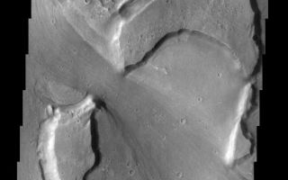 <h1>PIA08503:  Kasei Vallis</h1><div class="PIA08503" lang="en" style="width:536px;text-align:left;margin:auto;background-color:#000;padding:10px;max-height:150px;overflow:auto;"><p><a href="/figures/PIA08503_fig1.jpg"></a><br><b>Context image for PIA08503<br />Kasei Vallis</b></p><p>This image shows a portion of the floor of Kasei Vallis.</p><p>Image information: VIS instrument. Latitude 25.6N, Longitude 308.8E. 18 meter/pixel resolution.</p><p>Please see the <a href="http://themis.asu.edu/terms" target="_blank">THEMIS Data Citation Note</a> for details on crediting THEMIS images. </p><p>Note: this THEMIS visual image has not been radiometrically nor geometrically calibrated for this preliminary release. An empirical correction has been performed to remove instrumental effects. A linear shift has been applied in the cross-track and down-track direction to approximate spacecraft and planetary motion. Fully calibrated and geometrically projected images will be released through the Planetary Data System in accordance with Project policies at a later time.</p><p>NASA's Jet Propulsion Laboratory manages the 2001 Mars Odyssey mission for NASA's Office of Space Science, Washington, D.C. The Thermal Emission Imaging System (THEMIS) was developed by Arizona State University, Tempe, in collaboration with Raytheon Santa Barbara Remote Sensing. The THEMIS investigation is led by Dr. Philip Christensen at Arizona State University. Lockheed Martin Astronautics, Denver, is the prime contractor for the Odyssey project, and developed and built the orbiter. Mission operations are conducted jointly from Lockheed Martin and from JPL, a division of the California Institute of Technology in Pasadena.</p><br /><br /><a href="http://photojournal.jpl.nasa.gov/catalog/PIA08503" onclick="window.open(this.href); return false;" title="Voir l'image 	 PIA08503:  Kasei Vallis	  sur le site de la NASA">Voir l'image 	 PIA08503:  Kasei Vallis	  sur le site de la NASA.</a></div>