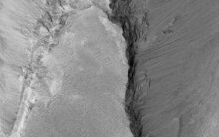 <h1>PIA08550:  Skirted Mesa</h1><div class="PIA08550" lang="en" style="width:414px;text-align:left;margin:auto;background-color:#000;padding:10px;max-height:150px;overflow:auto;"><p>21 June 2006<br />This Mars Global Surveyor (MGS) Mars Orbiter Camera (MOC) image shows a portion of a mesa in eastern Candor Chasma. The mesa appears to be composed of at least two different rock types based on the near-vertical appearance of the scarps which define the top portion of the mesa and the gentler slopes that extend down to where the base of the mesa meets the chasm floor. The uppermost rock unit is more resistant to erosion, and thus is harder.</p><p>Location near: 7.6°S, 65.5°W <br />Image width: ~2 km (~1.2 mi) <br />Illumination from: upper left <br /> Season: Southern Summer </p><br /><br /><a href="http://photojournal.jpl.nasa.gov/catalog/PIA08550" onclick="window.open(this.href); return false;" title="Voir l'image 	 PIA08550:  Skirted Mesa	  sur le site de la NASA">Voir l'image 	 PIA08550:  Skirted Mesa	  sur le site de la NASA.</a></div>