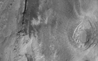 <h1>PIA08581:  Butte-ification</h1><div class="PIA08581" lang="en" style="width:505px;text-align:left;margin:auto;background-color:#000;padding:10px;max-height:150px;overflow:auto;"><p>8 July 2006<br />This Mars Global Surveyor (MGS) Mars Orbiter Camera (MOC) image shows layered, light-toned exposures of probable sedimentary rock in Iani Chaos. Near the right (east) edge of the scene are relatively small, remnant buttes and mesas composed of the light-toned rock which makes up the large plateau on the west edge of the image.</p><p>Location near: 1.6°S, 18.4°W <br />Image width: ~3 km (~1.9 mi) <br />Illumination from: upper left <br />Season: Southern Autumn </p><br /><br /><a href="http://photojournal.jpl.nasa.gov/catalog/PIA08581" onclick="window.open(this.href); return false;" title="Voir l'image 	 PIA08581:  Butte-ification	  sur le site de la NASA">Voir l'image 	 PIA08581:  Butte-ification	  sur le site de la NASA.</a></div>