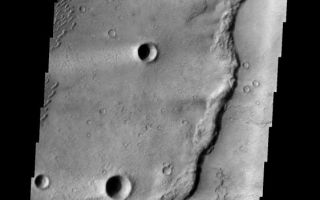 <h1>PIA08597:  Meroe Dunes</h1><div class="PIA08597" lang="en" style="width:561px;text-align:left;margin:auto;background-color:#000;padding:10px;max-height:150px;overflow:auto;"><p><a href="/figures/PIA08597_fig1.jpg"></a><br><b>Context image for PIA08597<br />Meroe Dunes</b></p><p>These dunes occur in the Syrtis Major volcanic complex, near Meroe Patera.</p><p>Image information: VIS instrument. Latitude 6.3N, Longitude 68.3E. 18 meter/pixel resolution.</p><p>Please see the <a href="http://themis.asu.edu/terms" target="_blank">THEMIS Data Citation Note</a> for details on crediting THEMIS images. </p><p>Note: this THEMIS visual image has not been radiometrically nor geometrically calibrated for this preliminary release. An empirical correction has been performed to remove instrumental effects. A linear shift has been applied in the cross-track and down-track direction to approximate spacecraft and planetary motion. Fully calibrated and geometrically projected images will be released through the Planetary Data System in accordance with Project policies at a later time.</p><p>NASA's Jet Propulsion Laboratory manages the 2001 Mars Odyssey mission for NASA's Office of Space Science, Washington, D.C. The Thermal Emission Imaging System (THEMIS) was developed by Arizona State University, Tempe, in collaboration with Raytheon Santa Barbara Remote Sensing. The THEMIS investigation is led by Dr. Philip Christensen at Arizona State University. Lockheed Martin Astronautics, Denver, is the prime contractor for the Odyssey project, and developed and built the orbiter. Mission operations are conducted jointly from Lockheed Martin and from JPL, a division of the California Institute of Technology in Pasadena.</p><br /><br /><a href="http://photojournal.jpl.nasa.gov/catalog/PIA08597" onclick="window.open(this.href); return false;" title="Voir l'image 	 PIA08597:  Meroe Dunes	  sur le site de la NASA">Voir l'image 	 PIA08597:  Meroe Dunes	  sur le site de la NASA.</a></div>