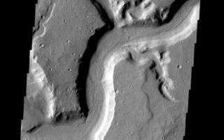 <h1>PIA08598:  Mamers Vallis</h1><div class="PIA08598" lang="en" style="width:587px;text-align:left;margin:auto;background-color:#000;padding:10px;max-height:150px;overflow:auto;"><p><a href="/figures/PIA08598_fig1.jpg"></a><br><b>Context image for PIA08598<br />Mamers Vallis</b></p><p>This image shows the main channel of Mamers Vallis and several smaller tributary channels.</p><p>Image information: VIS instrument. Latitude 31.1N, Longitude 19.8E. 19 meter/pixel resolution.</p><p>Please see the <a href="http://themis.asu.edu/terms" target="_blank">THEMIS Data Citation Note</a> for details on crediting THEMIS images. </p><p>Note: this THEMIS visual image has not been radiometrically nor geometrically calibrated for this preliminary release. An empirical correction has been performed to remove instrumental effects. A linear shift has been applied in the cross-track and down-track direction to approximate spacecraft and planetary motion. Fully calibrated and geometrically projected images will be released through the Planetary Data System in accordance with Project policies at a later time.</p><p>NASA's Jet Propulsion Laboratory manages the 2001 Mars Odyssey mission for NASA's Office of Space Science, Washington, D.C. The Thermal Emission Imaging System (THEMIS) was developed by Arizona State University, Tempe, in collaboration with Raytheon Santa Barbara Remote Sensing. The THEMIS investigation is led by Dr. Philip Christensen at Arizona State University. Lockheed Martin Astronautics, Denver, is the prime contractor for the Odyssey project, and developed and built the orbiter. Mission operations are conducted jointly from Lockheed Martin and from JPL, a division of the California Institute of Technology in Pasadena.</p><br /><br /><a href="http://photojournal.jpl.nasa.gov/catalog/PIA08598" onclick="window.open(this.href); return false;" title="Voir l'image 	 PIA08598:  Mamers Vallis	  sur le site de la NASA">Voir l'image 	 PIA08598:  Mamers Vallis	  sur le site de la NASA.</a></div>