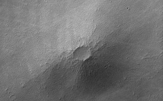 <h1>PIA08627:  Syrian Volcano</h1><div class="PIA08627" lang="en" style="width:679px;text-align:left;margin:auto;background-color:#000;padding:10px;max-height:150px;overflow:auto;"><p>23 July 2006<br />This Mars Global Surveyor (MGS) Mars Orbiter Camera (MOC) image shows a small volcano in the Syria Planum region of Mars. Today, the lava flows that compose this small volcano are nearly hidden by a mantle of rough-textured, perhaps somewhat cemented, dust. The light-toned streaks that cross the scene were formed by passing dust devils, a common occurrence in Syria.</p><p>Location near: 13.0°S, 102.6°W <br />Image width: ~3 km (~1.9 mi) <br />Illumination from: upper left <br />Season: Southern Autumn </p><br /><br /><a href="http://photojournal.jpl.nasa.gov/catalog/PIA08627" onclick="window.open(this.href); return false;" title="Voir l'image 	 PIA08627:  Syrian Volcano	  sur le site de la NASA">Voir l'image 	 PIA08627:  Syrian Volcano	  sur le site de la NASA.</a></div>