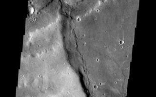 <h1>PIA08644:  Noachis Terra</h1><div class="PIA08644" lang="en" style="width:553px;text-align:left;margin:auto;background-color:#000;padding:10px;max-height:150px;overflow:auto;"><p><a href="/figures/PIA08644_fig1.jpg"></a><br><b>Context image for PIA08644<br />Noachis Terra</b></p><p>Broad channels appear to cross a substantial wrinkle ridge in the image of part of Noachis Terra.</p><p>Image information: VIS instrument. Latitude -34.5N, Longitude 340.9E. 17 meter/pixel resolution.</p><p>Please see the <a href="http://themis.asu.edu/terms" target="_blank">THEMIS Data Citation Note</a> for details on crediting THEMIS images. </p><p>Note: this THEMIS visual image has not been radiometrically nor geometrically calibrated for this preliminary release. An empirical correction has been performed to remove instrumental effects. A linear shift has been applied in the cross-track and down-track direction to approximate spacecraft and planetary motion. Fully calibrated and geometrically projected images will be released through the Planetary Data System in accordance with Project policies at a later time.</p><p>NASA's Jet Propulsion Laboratory manages the 2001 Mars Odyssey mission for NASA's Office of Space Science, Washington, D.C. The Thermal Emission Imaging System (THEMIS) was developed by Arizona State University, Tempe, in collaboration with Raytheon Santa Barbara Remote Sensing. The THEMIS investigation is led by Dr. Philip Christensen at Arizona State University. Lockheed Martin Astronautics, Denver, is the prime contractor for the Odyssey project, and developed and built the orbiter. Mission operations are conducted jointly from Lockheed Martin and from JPL, a division of the California Institute of Technology in Pasadena.</p><br /><br /><a href="http://photojournal.jpl.nasa.gov/catalog/PIA08644" onclick="window.open(this.href); return false;" title="Voir l'image 	 PIA08644:  Noachis Terra	  sur le site de la NASA">Voir l'image 	 PIA08644:  Noachis Terra	  sur le site de la NASA.</a></div>