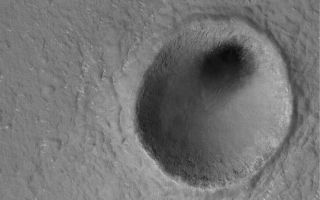 <h1>PIA08673:  Hole in Ground</h1><div class="PIA08673" lang="en" style="width:739px;text-align:left;margin:auto;background-color:#000;padding:10px;max-height:150px;overflow:auto;"><p>17 August 2006<br />This Mars Global Surveyor (MGS) Mars Orbiter Camera (MOC) image shows a modest-sized meteor impact crater in the Elysium Planitia region of Mars. The dark spot inside the crater is, most likely, a patch of windblown sand and silt. This crater is nearly twice the size of the famous Meteor Crater in northern Arizona in North America.</p><p>Location near: 31.8°N, 243.4°W <br />Image width: ~3 km (~1.9 mi) <br />Illumination from: lower left <br />Season: Northern Spring </p><br /><br /><a href="http://photojournal.jpl.nasa.gov/catalog/PIA08673" onclick="window.open(this.href); return false;" title="Voir l'image 	 PIA08673:  Hole in Ground	  sur le site de la NASA">Voir l'image 	 PIA08673:  Hole in Ground	  sur le site de la NASA.</a></div>