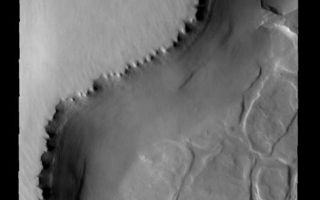 <h1>PIA08705:  Polar Margin</h1><div class="PIA08705" lang="en" style="width:532px;text-align:left;margin:auto;background-color:#000;padding:10px;max-height:150px;overflow:auto;"><p><a href="/figures/PIA08705_fig1.jpg"></a><br><b>Context image for PIA08705<br />Polar Margin</b></p><p>The unusual surface pattern exists at the margin of the north polar layered deposit.</p><p>Image information: VIS instrument. Latitude 81.1N, Longitude 299.2E. 20 meter/pixel resolution.</p><p>Please see the <a href="http://themis.asu.edu/terms" target="_blank">THEMIS Data Citation Note</a> for details on crediting THEMIS images.</p><p>Note: this THEMIS visual image has not been radiometrically nor geometrically calibrated for this preliminary release. An empirical correction has been performed to remove instrumental effects. A linear shift has been applied in the cross-track and down-track direction to approximate spacecraft and planetary motion. Fully calibrated and geometrically projected images will be released through the Planetary Data System in accordance with Project policies at a later time.</p><p>NASA's Jet Propulsion Laboratory manages the 2001 Mars Odyssey mission for NASA's Office of Space Science, Washington, D.C. The Thermal Emission Imaging System (THEMIS) was developed by Arizona State University, Tempe, in collaboration with Raytheon Santa Barbara Remote Sensing. The THEMIS investigation is led by Dr. Philip Christensen at Arizona State University. Lockheed Martin Astronautics, Denver, is the prime contractor for the Odyssey project, and developed and built the orbiter. Mission operations are conducted jointly from Lockheed Martin and from JPL, a division of the California Institute of Technology in Pasadena.</p><br /><br /><a href="http://photojournal.jpl.nasa.gov/catalog/PIA08705" onclick="window.open(this.href); return false;" title="Voir l'image 	 PIA08705:  Polar Margin	  sur le site de la NASA">Voir l'image 	 PIA08705:  Polar Margin	  sur le site de la NASA.</a></div>