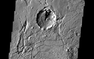 <h1>PIA08706:  Arcuate Fractures</h1><div class="PIA08706" lang="en" style="width:555px;text-align:left;margin:auto;background-color:#000;padding:10px;max-height:150px;overflow:auto;"><p><a href="/figures/PIA08705_fig1.jpg"></a><br><b>Context image for PIA08705<br />Arcuate Fractures></b></p><p>The arcuate fractures seen in this image are common along the highland/lowland boundary.</p><p>Image information: VIS instrument. Latitude -2.0N, Longitude 172.1E. 18 meter/pixel resolution.</p><p>Please see the <a href="http://themis.asu.edu/terms" target="_blank">THEMIS Data Citation Note</a> for details on crediting THEMIS images.</p><p>Note: this THEMIS visual image has not been radiometrically nor geometrically calibrated for this preliminary release. An empirical correction has been performed to remove instrumental effects. A linear shift has been applied in the cross-track and down-track direction to approximate spacecraft and planetary motion. Fully calibrated and geometrically projected images will be released through the Planetary Data System in accordance with Project policies at a later time.</p><p>NASA's Jet Propulsion Laboratory manages the 2001 Mars Odyssey mission for NASA's Office of Space Science, Washington, D.C. The Thermal Emission Imaging System (THEMIS) was developed by Arizona State University, Tempe, in collaboration with Raytheon Santa Barbara Remote Sensing. The THEMIS investigation is led by Dr. Philip Christensen at Arizona State University. Lockheed Martin Astronautics, Denver, is the prime contractor for the Odyssey project, and developed and built the orbiter. Mission operations are conducted jointly from Lockheed Martin and from JPL, a division of the California Institute of Technology in Pasadena.</p><br /><br /><a href="http://photojournal.jpl.nasa.gov/catalog/PIA08706" onclick="window.open(this.href); return false;" title="Voir l'image 	 PIA08706:  Arcuate Fractures	  sur le site de la NASA">Voir l'image 	 PIA08706:  Arcuate Fractures	  sur le site de la NASA.</a></div>