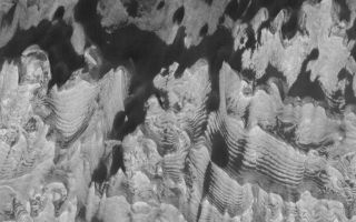 <h1>PIA08724:  Becquerel Outcrops</h1><div class="PIA08724" lang="en" style="width:640px;text-align:left;margin:auto;background-color:#000;padding:10px;max-height:150px;overflow:auto;"><p>4 September 2006<br />This Mars Global Surveyor (MGS) Mars Orbiter Camera (MOC) image shows layered, light-toned outcrops of sedimentary rock in Becquerel Crater. The outcrops are juxtaposed against a dark-toned substrate which occupies the upper (northern) portion of the image. Dark dunes and patches of windblown sand superpose both the light-toned rock and darker substrate; dark sand trapped among the layers of sedimentary rock enhances their appearance.</p><p>Location near: 21.5°N, 8.4°W <br />Image width: ~3 km (~1.9 mi) <br />Illumination from: lower left <br />Season: Northern Spring </p><br /><br /><a href="http://photojournal.jpl.nasa.gov/catalog/PIA08724" onclick="window.open(this.href); return false;" title="Voir l'image 	 PIA08724:  Becquerel Outcrops	  sur le site de la NASA">Voir l'image 	 PIA08724:  Becquerel Outcrops	  sur le site de la NASA.</a></div>