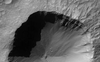 <h1>PIA08727:  Crater with Gullies</h1><div class="PIA08727" lang="en" style="width:577px;text-align:left;margin:auto;background-color:#000;padding:10px;max-height:150px;overflow:auto;"><p>7 September 2006<br />This Mars Global Surveyor (MGS) Mars Orbiter Camera (MOC) image shows a crater approximately 2.5 kilometers (1.6 miles) in diameter located in Terra Cimmeria. Layered rocks and gullies are visible in the northern walls of the crater. A small patch of large, windblown ripples cover part of the crater floor.</p><p>Location near 32.8°S, 202.8°W <br />Image width: ~3 km (~1.9 mi) <br />Illumination from: upper left <br />Season: Southern Autumn </p><br /><br /><a href="http://photojournal.jpl.nasa.gov/catalog/PIA08727" onclick="window.open(this.href); return false;" title="Voir l'image 	 PIA08727:  Crater with Gullies	  sur le site de la NASA">Voir l'image 	 PIA08727:  Crater with Gullies	  sur le site de la NASA.</a></div>