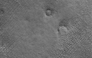 <h1>PIA08796:  Patterned Plains</h1><div class="PIA08796" lang="en" style="width:601px;text-align:left;margin:auto;background-color:#000;padding:10px;max-height:150px;overflow:auto;"><p>25 September 2006<br />This Mars Global Surveyor (MGS) Mars Orbiter Camera (MOC) image shows the patterned ground of the cold, martian northern plains. The circular features are the sites of buried impact craters.</p><p>Location near: 70.5°N, 340.6°W <br />Image width: ~3 km (~1.9 mi) <br />Illumination from: lower right <br />Season: Northern Spring </p><br /><br /><a href="http://photojournal.jpl.nasa.gov/catalog/PIA08796" onclick="window.open(this.href); return false;" title="Voir l'image 	 PIA08796:  Patterned Plains	  sur le site de la NASA">Voir l'image 	 PIA08796:  Patterned Plains	  sur le site de la NASA.</a></div>