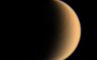 <h1>PIA08879:  The Banded North</h1><div class="PIA08879" lang="en" style="width:704px;text-align:left;margin:auto;background-color:#000;padding:10px;max-height:150px;overflow:auto;"><p>Looking toward high northern latitudes on Titan, the Cassini spacecraft spies a banded pattern encircling the pole. This sort of feature is what scientists expect to see in the stratosphere of Titan, where the atmosphere is superrotating, or moving around the moon faster than the moon itself rotates.</p><p>Titan is 5,150 kilometers (3,200 miles) across.</p><p>Images taken using red, green and blue spectral filters were combined to create this natural color view. The images were taken by the Cassini spacecraft wide-angle camera on Jan. 28, 2007 at a distance of approximately 196,000 kilometers (122,000 miles) from Titan. Image scale is 12 kilometers (7 miles) per pixel.</p><p>The Cassini-Huygens mission is a cooperative project of NASA, the European Space Agency and the Italian Space Agency. The Jet Propulsion Laboratory, a division of the California Institute of Technology in Pasadena, manages the mission for NASA's Science Mission Directorate, Washington, D.C. The Cassini orbiter and its two onboard cameras were designed, developed and assembled at JPL. The imaging operations center is based at the Space Science Institute in Boulder, Colo.</p><p>For more information about the Cassini-Huygens mission visit <a href="http://saturn.jpl.nasa.gov">http://saturn.jpl.nasa.gov/home/index.cfm</a>. The Cassini imaging team homepage is at <a href="http://ciclops.org">http://ciclops.org</a>.</p><br /><br /><a href="http://photojournal.jpl.nasa.gov/catalog/PIA08879" onclick="window.open(this.href); return false;" title="Voir l'image 	 PIA08879:  The Banded North	  sur le site de la NASA">Voir l'image 	 PIA08879:  The Banded North	  sur le site de la NASA.</a></div>