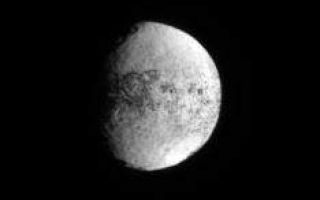 <h1>PIA09010:  Unveiling Iapetus</h1><div class="PIA09010" lang="en" style="width:234px;text-align:left;margin:auto;background-color:#000;padding:10px;max-height:150px;overflow:auto;"><p>As the Cassini spacecraft sets up for its September 2007 close encounter with the two-toned moon Iapetus, the spacecraft is seeing more of the moon's bright, trailing hemisphere. This is a region Cassini has seen relatively little of until recently. The September encounter will provide high resolution images of this region, including the large crater seen here at about the five o'clock position.</p><p>North on Iapetus (1,468 kilometers, or 912 miles across) is up and rotated about 5 degrees to the right.</p><p>The image was taken using a spectral filter sensitive to wavelengths of ultraviolet light centered at 338 nanometers. The view was acquired with the Cassini spacecraft narrow-angle camera on July 3, 2007. The view was acquired at a distance of approximately 2.2 million kilometers (1.4 million miles) from Iapetus and at a Sun-Iapetus-spacecraft, or phase, angle of 53 degrees. Image scale is 13 kilometers (8 miles) per pixel.</p><p>The Cassini-Huygens mission is a cooperative project of NASA, the European Space Agency and the Italian Space Agency. The Jet Propulsion Laboratory, a division of the California Institute of Technology in Pasadena, manages the mission for NASA's Science Mission Directorate, Washington, D.C. The Cassini orbiter and its two onboard cameras were designed, developed and assembled at JPL. The imaging operations center is based at the Space Science Institute in Boulder, Colo.</p><p>For more information about the Cassini-Huygens mission visit <a href="http://saturn.jpl.nasa.gov">http://saturn.jpl.nasa.gov/home/index.cfm</a>. The Cassini imaging team homepage is at <a href="http://ciclops.org">http://ciclops.org</a>.</p><br /><br /><a href="http://photojournal.jpl.nasa.gov/catalog/PIA09010" onclick="window.open(this.href); return false;" title="Voir l'image 	 PIA09010:  Unveiling Iapetus	  sur le site de la NASA">Voir l'image 	 PIA09010:  Unveiling Iapetus	  sur le site de la NASA.</a></div>