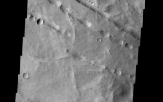 <h1>PIA09053:  Fracture</h1><div class="PIA09053" lang="en" style="width:538px;text-align:left;margin:auto;background-color:#000;padding:10px;max-height:150px;overflow:auto;"><p><a href="/figures/PIA09053_fig1.jpg"></a><br><b>Context image for PIA09053<br />Fracture</b></p><p>The fractures and channel-like features in this image are located in the Elysium Volcanic complex.<p>Image information: VIS instrument. Latitude 25.3N, Longitude 137.3E. 19 meter/pixel resolution.</p><p>Please see the <a href="http://themis.asu.edu/terms" target="_blank">THEMIS Data Citation Note</a> for details on crediting THEMIS images.</p><p>Note: this THEMIS visual image has not been radiometrically nor geometrically calibrated for this preliminary release. An empirical correction has been performed to remove instrumental effects. A linear shift has been applied in the cross-track and down-track direction to approximate spacecraft and planetary motion. Fully calibrated and geometrically projected images will be released through the Planetary Data System in accordance with Project policies at a later time.</p><p>NASA's Jet Propulsion Laboratory manages the 2001 Mars Odyssey mission for NASA's Office of Space Science, Washington, D.C. The Thermal Emission Imaging System (THEMIS) was developed by Arizona State University, Tempe, in collaboration with Raytheon Santa Barbara Remote Sensing. The THEMIS investigation is led by Dr. Philip Christensen at Arizona State University. Lockheed Martin Astronautics, Denver, is the prime contractor for the Odyssey project, and developed and built the orbiter. Mission operations are conducted jointly from Lockheed Martin and from JPL, a division of the California Institute of Technology in Pasadena.</p><br /><br /><a href="http://photojournal.jpl.nasa.gov/catalog/PIA09053" onclick="window.open(this.href); return false;" title="Voir l'image 	 PIA09053:  Fracture	  sur le site de la NASA">Voir l'image 	 PIA09053:  Fracture	  sur le site de la NASA.</a></div>