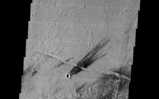 <h1>PIA09061:  Windstreaks</h1><div class="PIA09061" lang="en" style="width:523px;text-align:left;margin:auto;background-color:#000;padding:10px;max-height:150px;overflow:auto;"><p><a href="/figures/PIA09061_fig1.jpg"></a><br><b>Context image for PIA09061<br />Windstreaks</b></p><p>The dark windstreaks in this image are located on volcanic flows northwest of Ascraeus Mons.<p>Image information: VIS instrument. Latitude 16.5N, Longitude 249.1E. 36 meter/pixel resolution.</p><p>Please see the <a href="http://themis.asu.edu/terms" target="_blank">THEMIS Data Citation Note</a> for details on crediting THEMIS images.</p><p>Note: this THEMIS visual image has not been radiometrically nor geometrically calibrated for this preliminary release. An empirical correction has been performed to remove instrumental effects. A linear shift has been applied in the cross-track and down-track direction to approximate spacecraft and planetary motion. Fully calibrated and geometrically projected images will be released through the Planetary Data System in accordance with Project policies at a later time.</p><p>NASA's Jet Propulsion Laboratory manages the 2001 Mars Odyssey mission for NASA's Office of Space Science, Washington, D.C. The Thermal Emission Imaging System (THEMIS) was developed by Arizona State University, Tempe, in collaboration with Raytheon Santa Barbara Remote Sensing. The THEMIS investigation is led by Dr. Philip Christensen at Arizona State University. Lockheed Martin Astronautics, Denver, is the prime contractor for the Odyssey project, and developed and built the orbiter. Mission operations are conducted jointly from Lockheed Martin and from JPL, a division of the California Institute of Technology in Pasadena.</p><br /><br /><a href="http://photojournal.jpl.nasa.gov/catalog/PIA09061" onclick="window.open(this.href); return false;" title="Voir l'image 	 PIA09061:  Windstreaks	  sur le site de la NASA">Voir l'image 	 PIA09061:  Windstreaks	  sur le site de la NASA.</a></div>