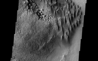 <h1>PIA09065:  Sand Dunes</h1><div class="PIA09065" lang="en" style="width:506px;text-align:left;margin:auto;background-color:#000;padding:10px;max-height:150px;overflow:auto;"><p><a href="/figures/PIA09065_fig1.jpg"></a><br><b>Context image for PIA09065<br />Sand Dunes</b></p><p>These sand dunes are located on the floor of an unnamed crater west of Hellas Basin.<p>Image information: VIS instrument. Latitude -40.9N, Longitude 34.5E. 17 meter/pixel resolution.</p><p>Please see the <a href="http://themis.asu.edu/terms" target="_blank">THEMIS Data Citation Note</a> for details on crediting THEMIS images.</p><p>Note: this THEMIS visual image has not been radiometrically nor geometrically calibrated for this preliminary release. An empirical correction has been performed to remove instrumental effects. A linear shift has been applied in the cross-track and down-track direction to approximate spacecraft and planetary motion. Fully calibrated and geometrically projected images will be released through the Planetary Data System in accordance with Project policies at a later time.</p><p>NASA's Jet Propulsion Laboratory manages the 2001 Mars Odyssey mission for NASA's Office of Space Science, Washington, D.C. The Thermal Emission Imaging System (THEMIS) was developed by Arizona State University, Tempe, in collaboration with Raytheon Santa Barbara Remote Sensing. The THEMIS investigation is led by Dr. Philip Christensen at Arizona State University. Lockheed Martin Astronautics, Denver, is the prime contractor for the Odyssey project, and developed and built the orbiter. Mission operations are conducted jointly from Lockheed Martin and from JPL, a division of the California Institute of Technology in Pasadena.</p><br /><br /><a href="http://photojournal.jpl.nasa.gov/catalog/PIA09065" onclick="window.open(this.href); return false;" title="Voir l'image 	 PIA09065:  Sand Dunes	  sur le site de la NASA">Voir l'image 	 PIA09065:  Sand Dunes	  sur le site de la NASA.</a></div>