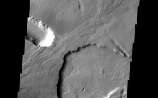 <h1>PIA09068:  Pavonis Mons</h1><div class="PIA09068" lang="en" style="width:522px;text-align:left;margin:auto;background-color:#000;padding:10px;max-height:150px;overflow:auto;"><p><a href="/figures/PIA09068_fig1.jpg"></a><br><b>Context image for PIA09068<br />Pavonis Mons</b></p><p>This images shows part of the northeastern flank and margin of Pavonis Mons. Collapse features are common on the the margins of the Tharsis volcanoes along the vent axis.<p>Image information: VIS instrument. Latitude 3.4N, Longitude 250.0E. 18 meter/pixel resolution.</p><p>Please see the <a href="http://themis.asu.edu/terms" target="_blank">THEMIS Data Citation Note</a> for details on crediting THEMIS images.</p><p>Note: this THEMIS visual image has not been radiometrically nor geometrically calibrated for this preliminary release. An empirical correction has been performed to remove instrumental effects. A linear shift has been applied in the cross-track and down-track direction to approximate spacecraft and planetary motion. Fully calibrated and geometrically projected images will be released through the Planetary Data System in accordance with Project policies at a later time.</p><p>NASA's Jet Propulsion Laboratory manages the 2001 Mars Odyssey mission for NASA's Office of Space Science, Washington, D.C. The Thermal Emission Imaging System (THEMIS) was developed by Arizona State University, Tempe, in collaboration with Raytheon Santa Barbara Remote Sensing. The THEMIS investigation is led by Dr. Philip Christensen at Arizona State University. Lockheed Martin Astronautics, Denver, is the prime contractor for the Odyssey project, and developed and built the orbiter. Mission operations are conducted jointly from Lockheed Martin and from JPL, a division of the California Institute of Technology in Pasadena.</p><br /><br /><a href="http://photojournal.jpl.nasa.gov/catalog/PIA09068" onclick="window.open(this.href); return false;" title="Voir l'image 	 PIA09068:  Pavonis Mons	  sur le site de la NASA">Voir l'image 	 PIA09068:  Pavonis Mons	  sur le site de la NASA.</a></div>
