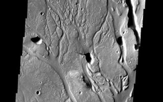 <h1>PIA09120:  Hephaestus Fossae</h1><div class="PIA09120" lang="en" style="width:538px;text-align:left;margin:auto;background-color:#000;padding:10px;max-height:150px;overflow:auto;"><p><a href="/figures/PIA09120_fig1.jpg"></a><br><b>Context image for PIA09120<br />Hephaestus Fossae</b></p><p>These channels in Utopia Planitia are called Hephaestus Fossae.<p>Image information: VIS instrument. Latitude 21.7N, Longitude 125.5E. 18 meter/pixel resolution.</p><p>Please see the <a href="http://themis.asu.edu/terms" target="_blank">THEMIS Data Citation Note</a> for details on crediting THEMIS images.</p><p>Note: this THEMIS visual image has not been radiometrically nor geometrically calibrated for this preliminary release. An empirical correction has been performed to remove instrumental effects. A linear shift has been applied in the cross-track and down-track direction to approximate spacecraft and planetary motion. Fully calibrated and geometrically projected images will be released through the Planetary Data System in accordance with Project policies at a later time.</p><p>NASA's Jet Propulsion Laboratory manages the 2001 Mars Odyssey mission for NASA's Office of Space Science, Washington, D.C. The Thermal Emission Imaging System (THEMIS) was developed by Arizona State University, Tempe, in collaboration with Raytheon Santa Barbara Remote Sensing. The THEMIS investigation is led by Dr. Philip Christensen at Arizona State University. Lockheed Martin Astronautics, Denver, is the prime contractor for the Odyssey project, and developed and built the orbiter. Mission operations are conducted jointly from Lockheed Martin and from JPL, a division of the California Institute of Technology in Pasadena.</p><br /><br /><a href="http://photojournal.jpl.nasa.gov/catalog/PIA09120" onclick="window.open(this.href); return false;" title="Voir l'image 	 PIA09120:  Hephaestus Fossae	  sur le site de la NASA">Voir l'image 	 PIA09120:  Hephaestus Fossae	  sur le site de la NASA.</a></div>