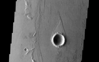<h1>PIA09132:  Marte Vallis</h1><div class="PIA09132" lang="en" style="width:573px;text-align:left;margin:auto;background-color:#000;padding:10px;max-height:150px;overflow:auto;"><p><a href="/figures/PIA09132_fig1.jpg"></a><br><b>Context image for PIA09132<br /> Marte Vallis</b></p><p>The teardrop-shaped 'island' in this image was formed by the flow of fluid lava rather than liquid water.<p>Image information: VIS instrument. Latitude 17.3N, Longitude 185.0E. 18 meter/pixel resolution.</p><p>Please see the <a href="http://themis.asu.edu/terms" target="_blank">THEMIS Data Citation Note</a> for details on crediting THEMIS images.</p><p>Note: this THEMIS visual image has not been radiometrically nor geometrically calibrated for this preliminary release. An empirical correction has been performed to remove instrumental effects. A linear shift has been applied in the cross-track and down-track direction to approximate spacecraft and planetary motion. Fully calibrated and geometrically projected images will be released through the Planetary Data System in accordance with Project policies at a later time.</p><p>NASA's Jet Propulsion Laboratory manages the 2001 Mars Odyssey mission for NASA's Office of Space Science, Washington, D.C. The Thermal Emission Imaging System (THEMIS) was developed by Arizona State University, Tempe, in collaboration with Raytheon Santa Barbara Remote Sensing. The THEMIS investigation is led by Dr. Philip Christensen at Arizona State University. Lockheed Martin Astronautics, Denver, is the prime contractor for the Odyssey project, and developed and built the orbiter. Mission operations are conducted jointly from Lockheed Martin and from JPL, a division of the California Institute of Technology in Pasadena.</p><br /><br /><a href="http://photojournal.jpl.nasa.gov/catalog/PIA09132" onclick="window.open(this.href); return false;" title="Voir l'image 	 PIA09132:  Marte Vallis	  sur le site de la NASA">Voir l'image 	 PIA09132:  Marte Vallis	  sur le site de la NASA.</a></div>