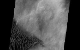 <h1>PIA09153:  Sand Dunes</h1><div class="PIA09153" lang="en" style="width:506px;text-align:left;margin:auto;background-color:#000;padding:10px;max-height:150px;overflow:auto;"><p><a href="/figures/PIA09153_fig1.jpg"></a><br><b>Context image for PIA09153<br />Sand Dunes</b></p><p>These sand dunes are located on the floor of Halley Crater.<p>Image information: VIS instrument. Latitude -47.9N, Longitude 301.3E. 17 meter/pixel resolution.</p><p>Please see the <a href="http://themis.asu.edu/terms" target="_blank">THEMIS Data Citation Note</a> for details on crediting THEMIS images.</p><p>Note: this THEMIS visual image has not been radiometrically nor geometrically calibrated for this preliminary release. An empirical correction has been performed to remove instrumental effects. A linear shift has been applied in the cross-track and down-track direction to approximate spacecraft and planetary motion. Fully calibrated and geometrically projected images will be released through the Planetary Data System in accordance with Project policies at a later time.</p><p>NASA's Jet Propulsion Laboratory manages the 2001 Mars Odyssey mission for NASA's Office of Space Science, Washington, D.C. The Thermal Emission Imaging System (THEMIS) was developed by Arizona State University, Tempe, in collaboration with Raytheon Santa Barbara Remote Sensing. The THEMIS investigation is led by Dr. Philip Christensen at Arizona State University. Lockheed Martin Astronautics, Denver, is the prime contractor for the Odyssey project, and developed and built the orbiter. Mission operations are conducted jointly from Lockheed Martin and from JPL, a division of the California Institute of Technology in Pasadena.</p><br /><br /><a href="http://photojournal.jpl.nasa.gov/catalog/PIA09153" onclick="window.open(this.href); return false;" title="Voir l'image 	 PIA09153:  Sand Dunes	  sur le site de la NASA">Voir l'image 	 PIA09153:  Sand Dunes	  sur le site de la NASA.</a></div>