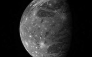 <h1>PIA09245:  Ganymede</h1><div class="PIA09245" lang="en" style="width:380px;text-align:left;margin:auto;background-color:#000;padding:10px;max-height:150px;overflow:auto;"><p>This is New Horizons' best image of Ganymede, Jupiter's largest moon, taken with the spacecraft's Long Range Reconnaissance Imager (LORRI) camera at 10:01 Universal Time on February 27 from a range of 3.5 million kilometers (2.2 million miles). The longitude of the disk center is 38 degrees West and the image scale is 17 kilometers (11 miles) per pixel. Dark patches of ancient terrain are broken up by swaths of brighter, younger material, and the entire icy surface is peppered by more recent impact craters that have splashed fresh, bright ice across the surface.</p><p>With a diameter of 5,268 kilometers (3.273 miles), Ganymede is the largest satellite in the solar system.</p><p>This is one of a handful of Jupiter system images already returned by New Horizons during its close approach to Jupiter. Most of the data being gathered by the spacecraft are stored onboard and will be downlinked to Earth during March and April 2007. </p><br /><br /><a href="http://photojournal.jpl.nasa.gov/catalog/PIA09245" onclick="window.open(this.href); return false;" title="Voir l'image 	 PIA09245:  Ganymede	  sur le site de la NASA">Voir l'image 	 PIA09245:  Ganymede	  sur le site de la NASA.</a></div>