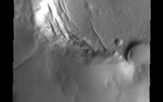 <h1>PIA09272:  Slope Failure</h1><div class="PIA09272" lang="en" style="width:442px;text-align:left;margin:auto;background-color:#000;padding:10px;max-height:150px;overflow:auto;"><p><a href="/figures/PIA09272_fig1.jpg"></a><br><b>Context image for PIA09272<br />Slope Failure</b></p><p>This image shows a portion of Lyell Crater. Lyell is one of the many craters in the souther hemisphere of Mars that has been filled with material after the formation of the crater. Part of the fill material has been removed and the remainder has fractured and slumped downwards.<p>Image information: VIS instrument. Latitude -69.8N, Longitude 346.9E. 17 meter/pixel resolution.</p><p>Please see the <a href="http://themis.asu.edu/terms" target="_blank">THEMIS Data Citation Note</a> for details on crediting THEMIS images.</p><p>Note: this THEMIS visual image has not been radiometrically nor geometrically calibrated for this preliminary release. An empirical correction has been performed to remove instrumental effects. A linear shift has been applied in the cross-track and down-track direction to approximate spacecraft and planetary motion. Fully calibrated and geometrically projected images will be released through the Planetary Data System in accordance with Project policies at a later time.</p><p>NASA's Jet Propulsion Laboratory manages the 2001 Mars Odyssey mission for NASA's Office of Space Science, Washington, D.C. The Thermal Emission Imaging System (THEMIS) was developed by Arizona State University, Tempe, in collaboration with Raytheon Santa Barbara Remote Sensing. The THEMIS investigation is led by Dr. Philip Christensen at Arizona State University. Lockheed Martin Astronautics, Denver, is the prime contractor for the Odyssey project, and developed and built the orbiter. Mission operations are conducted jointly from Lockheed Martin and from JPL, a division of the California Institute of Technology in Pasadena.</p><br /><br /><a href="http://photojournal.jpl.nasa.gov/catalog/PIA09272" onclick="window.open(this.href); return false;" title="Voir l'image 	 PIA09272:  Slope Failure	  sur le site de la NASA">Voir l'image 	 PIA09272:  Slope Failure	  sur le site de la NASA.</a></div>