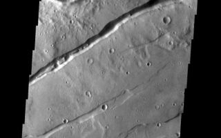 <h1>PIA09280:  Sirenum Fossae</h1><div class="PIA09280" lang="en" style="width:551px;text-align:left;margin:auto;background-color:#000;padding:10px;max-height:150px;overflow:auto;"><p><a href="/figures/PIA09280_fig1.jpg"></a><br><b>Context image for PIA09280<br />Sirenum Fossae</b></p><p>The two sets of fractures in this image are part of Sirenum Fossae. Several graben (downdroped blocks bounded by faults) occur between the main fracture systems.<p>Image information: VIS instrument. Latitude -30.5N, Longitude 209.7E. 17 meter/pixel resolution.</p><p>Please see the <a href="http://themis.asu.edu/terms" target="_blank">THEMIS Data Citation Note</a> for details on crediting THEMIS images.</p><p>Note: this THEMIS visual image has not been radiometrically nor geometrically calibrated for this preliminary release. An empirical correction has been performed to remove instrumental effects. A linear shift has been applied in the cross-track and down-track direction to approximate spacecraft and planetary motion. Fully calibrated and geometrically projected images will be released through the Planetary Data System in accordance with Project policies at a later time.</p><p>NASA's Jet Propulsion Laboratory manages the 2001 Mars Odyssey mission for NASA's Office of Space Science, Washington, D.C. The Thermal Emission Imaging System (THEMIS) was developed by Arizona State University, Tempe, in collaboration with Raytheon Santa Barbara Remote Sensing. The THEMIS investigation is led by Dr. Philip Christensen at Arizona State University. Lockheed Martin Astronautics, Denver, is the prime contractor for the Odyssey project, and developed and built the orbiter. Mission operations are conducted jointly from Lockheed Martin and from JPL, a division of the California Institute of Technology in Pasadena.</p><br /><br /><a href="http://photojournal.jpl.nasa.gov/catalog/PIA09280" onclick="window.open(this.href); return false;" title="Voir l'image 	 PIA09280:  Sirenum Fossae	  sur le site de la NASA">Voir l'image 	 PIA09280:  Sirenum Fossae	  sur le site de la NASA.</a></div>