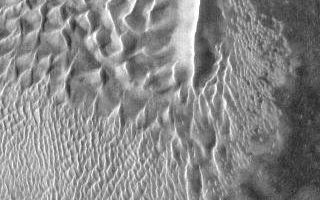 <h1>PIA09316:  Russell Crater - IR</h1><div class="PIA09316" lang="en" style="width:320px;text-align:left;margin:auto;background-color:#000;padding:10px;max-height:150px;overflow:auto;"><p><a href="/figures/PIA09316_fig1.jpg"></a><br><b>Context image for PIA09316<br />Russell Crater - IR</b></p><p>This infrared image shows the main dune field on the floor of Russell Crater. The dunes are bright in this daytime image because they are warm. The sand material is dark.<p>Image information: IR instrument. Latitude -54.6N, Longitude 13.0E. 96 meter/pixel resolution.</p><p>Please see the <a href="http://themis.asu.edu/terms" target="_blank">THEMIS Data Citation Note</a> for details on crediting THEMIS images.</p><p>Note: this THEMIS visual image has not been radiometrically nor geometrically calibrated for this preliminary release. An empirical correction has been performed to remove instrumental effects. A linear shift has been applied in the cross-track and down-track direction to approximate spacecraft and planetary motion. Fully calibrated and geometrically projected images will be released through the Planetary Data System in accordance with Project policies at a later time.</p><p>NASA's Jet Propulsion Laboratory manages the 2001 Mars Odyssey mission for NASA's Office of Space Science, Washington, D.C. The Thermal Emission Imaging System (THEMIS) was developed by Arizona State University, Tempe, in collaboration with Raytheon Santa Barbara Remote Sensing. The THEMIS investigation is led by Dr. Philip Christensen at Arizona State University. Lockheed Martin Astronautics, Denver, is the prime contractor for the Odyssey project, and developed and built the orbiter. Mission operations are conducted jointly from Lockheed Martin and from JPL, a division of the California Institute of Technology in Pasadena.</p><br /><br /><a href="http://photojournal.jpl.nasa.gov/catalog/PIA09316" onclick="window.open(this.href); return false;" title="Voir l'image 	 PIA09316:  Russell Crater - IR	  sur le site de la NASA">Voir l'image 	 PIA09316:  Russell Crater - IR	  sur le site de la NASA.</a></div>