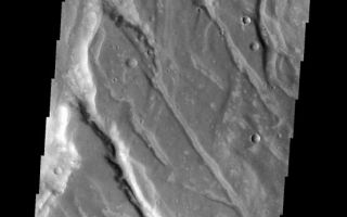 <h1>PIA09423:  Fractures & Dunes</h1><div class="PIA09423" lang="en" style="width:553px;text-align:left;margin:auto;background-color:#000;padding:10px;max-height:150px;overflow:auto;"><p><a href="/figures/PIA09423_fig1.jpg"></a><br><b>Context image for PIA09423<br />Fractures & Dunes</b></p><p>Many of the fractures of Nectaris Fossae are filled with small bright dunes. At this resolution the dunes often look like tractor tread marks running along the bottom of the fractures.<p>Image information: VIS instrument. Latitude -27.2N, Longitude 301.6E. 18 meter/pixel resolution.</p><p>Please see the <a href="http://themis.asu.edu/terms" target="_blank">THEMIS Data Citation Note</a> for details on crediting THEMIS images.</p><p>Note: this THEMIS visual image has not been radiometrically nor geometrically calibrated for this preliminary release. An empirical correction has been performed to remove instrumental effects. A linear shift has been applied in the cross-track and down-track direction to approximate spacecraft and planetary motion. Fully calibrated and geometrically projected images will be released through the Planetary Data System in accordance with Project policies at a later time.</p><p>NASA's Jet Propulsion Laboratory manages the 2001 Mars Odyssey mission for NASA's Office of Space Science, Washington, D.C. The Thermal Emission Imaging System (THEMIS) was developed by Arizona State University, Tempe, in collaboration with Raytheon Santa Barbara Remote Sensing. The THEMIS investigation is led by Dr. Philip Christensen at Arizona State University. Lockheed Martin Astronautics, Denver, is the prime contractor for the Odyssey project, and developed and built the orbiter. Mission operations are conducted jointly from Lockheed Martin and from JPL, a division of the California Institute of Technology in Pasadena.</p><br /><br /><a href="http://photojournal.jpl.nasa.gov/catalog/PIA09423" onclick="window.open(this.href); return false;" title="Voir l'image 	 PIA09423:  Fractures & Dunes	  sur le site de la NASA">Voir l'image 	 PIA09423:  Fractures & Dunes	  sur le site de la NASA.</a></div>