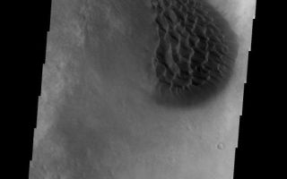 <h1>PIA09429:  Crater Dunes</h1><div class="PIA09429" lang="en" style="width:543px;text-align:left;margin:auto;background-color:#000;padding:10px;max-height:150px;overflow:auto;"><p><a href="/figures/PIA09429_fig1.jpg"></a><br><b>Context image for PIA09429<br />Crater Dunes</b></p><p>This dune field is located in a small unnamed crater of the western edge of the Argyre Basin.<p>Image information: VIS instrument. Latitude -43.8N, Longitude 303.4E. 17 meter/pixel resolution.</p><p>Please see the <a href="http://themis.asu.edu/terms" target="_blank">THEMIS Data Citation Note</a> for details on crediting THEMIS images.</p><p>Note: this THEMIS visual image has not been radiometrically nor geometrically calibrated for this preliminary release. An empirical correction has been performed to remove instrumental effects. A linear shift has been applied in the cross-track and down-track direction to approximate spacecraft and planetary motion. Fully calibrated and geometrically projected images will be released through the Planetary Data System in accordance with Project policies at a later time.</p><p>NASA's Jet Propulsion Laboratory manages the 2001 Mars Odyssey mission for NASA's Office of Space Science, Washington, D.C. The Thermal Emission Imaging System (THEMIS) was developed by Arizona State University, Tempe, in collaboration with Raytheon Santa Barbara Remote Sensing. The THEMIS investigation is led by Dr. Philip Christensen at Arizona State University. Lockheed Martin Astronautics, Denver, is the prime contractor for the Odyssey project, and developed and built the orbiter. Mission operations are conducted jointly from Lockheed Martin and from JPL, a division of the California Institute of Technology in Pasadena.</p><br /><br /><a href="http://photojournal.jpl.nasa.gov/catalog/PIA09429" onclick="window.open(this.href); return false;" title="Voir l'image 	 PIA09429:  Crater Dunes	  sur le site de la NASA">Voir l'image 	 PIA09429:  Crater Dunes	  sur le site de la NASA.</a></div>