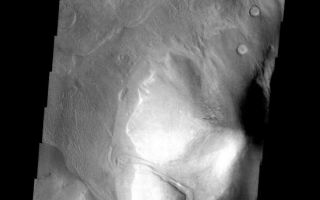 <h1>PIA09435:  Debris Flow</h1><div class="PIA09435" lang="en" style="width:548px;text-align:left;margin:auto;background-color:#000;padding:10px;max-height:150px;overflow:auto;"><p><a href="/figures/PIA09435_fig1.jpg"></a><br><b>Context image for PIA09435<br />Debris Flow</b></p><p>This isolated hill is located south of Reull Vallis on the eastern margin of Hellas Basin. Material from the hill is collecting at the base of the hill. The surface patterns on the top of the material indicate that volitiles may be involved in the flow of the material downhill.<p>Image information: VIS instrument. Latitude -43.1N, Longitude 96.9E. 17 meter/pixel resolution.</p><p>Please see the <a href="http://themis.asu.edu/terms" target="_blank">THEMIS Data Citation Note</a> for details on crediting THEMIS images.</p><p>Note: this THEMIS visual image has not been radiometrically nor geometrically calibrated for this preliminary release. An empirical correction has been performed to remove instrumental effects. A linear shift has been applied in the cross-track and down-track direction to approximate spacecraft and planetary motion. Fully calibrated and geometrically projected images will be released through the Planetary Data System in accordance with Project policies at a later time.</p><p>NASA's Jet Propulsion Laboratory manages the 2001 Mars Odyssey mission for NASA's Office of Space Science, Washington, D.C. The Thermal Emission Imaging System (THEMIS) was developed by Arizona State University, Tempe, in collaboration with Raytheon Santa Barbara Remote Sensing. The THEMIS investigation is led by Dr. Philip Christensen at Arizona State University. Lockheed Martin Astronautics, Denver, is the prime contractor for the Odyssey project, and developed and built the orbiter. Mission operations are conducted jointly from Lockheed Martin and from JPL, a division of the California Institute of Technology in Pasadena.</p><br /><br /><a href="http://photojournal.jpl.nasa.gov/catalog/PIA09435" onclick="window.open(this.href); return false;" title="Voir l'image 	 PIA09435:  Debris Flow	  sur le site de la NASA">Voir l'image 	 PIA09435:  Debris Flow	  sur le site de la NASA.</a></div>