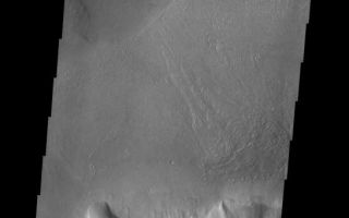 <h1>PIA09450:  Debris Flow</h1><div class="PIA09450" lang="en" style="width:546px;text-align:left;margin:auto;background-color:#000;padding:10px;max-height:150px;overflow:auto;"><p><a href="/figures/PIA09450_fig1.jpg"></a><br><b>Context image for PIA09450<br />Debris Flow</b></p><p>This hill, called Euripus Mons, is surrounded by debris flow. Euripus Mons is located just east of Hellas Basin, in a region where most of the hills are shedding material and forming debris flows.<p>Image information: VIS instrument. Latitude -44.5N, Longitude 104.6E. 17 meter/pixel resolution.</p><p>Please see the <a href="http://themis.asu.edu/terms" target="_blank">THEMIS Data Citation Note</a> for details on crediting THEMIS images.</p><p>Note: this THEMIS visual image has not been radiometrically nor geometrically calibrated for this preliminary release. An empirical correction has been performed to remove instrumental effects. A linear shift has been applied in the cross-track and down-track direction to approximate spacecraft and planetary motion. Fully calibrated and geometrically projected images will be released through the Planetary Data System in accordance with Project policies at a later time.</p><p>NASA's Jet Propulsion Laboratory manages the 2001 Mars Odyssey mission for NASA's Office of Space Science, Washington, D.C. The Thermal Emission Imaging System (THEMIS) was developed by Arizona State University, Tempe, in collaboration with Raytheon Santa Barbara Remote Sensing. The THEMIS investigation is led by Dr. Philip Christensen at Arizona State University. Lockheed Martin Astronautics, Denver, is the prime contractor for the Odyssey project, and developed and built the orbiter. Mission operations are conducted jointly from Lockheed Martin and from JPL, a division of the California Institute of Technology in Pasadena.</p><br /><br /><a href="http://photojournal.jpl.nasa.gov/catalog/PIA09450" onclick="window.open(this.href); return false;" title="Voir l'image 	 PIA09450:  Debris Flow	  sur le site de la NASA">Voir l'image 	 PIA09450:  Debris Flow	  sur le site de la NASA.</a></div>