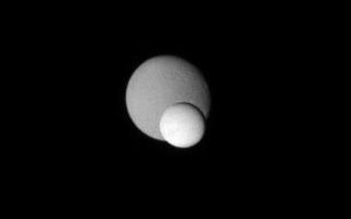 <h1>PIA09729:  Enceladus and Dione</h1><div class="PIA09729" lang="en" style="width:346px;text-align:left;margin:auto;background-color:#000;padding:10px;max-height:150px;overflow:auto;"><p>Two icy moons meet on the sky in a "mutual event" recorded by the Cassini spacecraft.</p><p>The great brightness of Enceladus (505 kilometers, or 314 miles across) is rather obvious in comparison to Dione (1,126 kilometers, or 700 miles across) behind it. Enceladus is the most reflective object in the Solar System, and is nearly pure white. Dione, in comparison, reflects about 70 percent of the light falling upon it.</p><p>The image was taken in visible light with the Cassini spacecraft narrow-angle camera on July 24, 2007. The view was obtained at a distance of approximately 1.9 million kilometers (1.2 million miles) from Enceladus and 2.2 million kilometers (1.3 million miles) from Dione. Image scale is 11 kilometers (7 miles) per pixel on Enceladus and 13 kilometers (8 miles) per pixel on Dione.</p><p>The Cassini-Huygens mission is a cooperative project of NASA, the European Space Agency and the Italian Space Agency.  The Jet Propulsion Laboratory, a division of the California Institute of Technology in Pasadena, manages the mission for NASA's Science Mission Directorate, Washington, D.C. The Cassini orbiter and its two onboard cameras were designed, developed and assembled at JPL.  The imaging operations center is based at the Space Science Institute in Boulder, Colo.</p><p>For more information about the Cassini-Huygens mission visit <a href="http://saturn.jpl.nasa.gov">http://saturn.jpl.nasa.gov/home/index.cfm</a>. The Cassini imaging team homepage is at <a href="http://ciclops.org">http://ciclops.org</a>.</p><br /><br /><a href="http://photojournal.jpl.nasa.gov/catalog/PIA09729" onclick="window.open(this.href); return false;" title="Voir l'image 	 PIA09729:  Enceladus and Dione	  sur le site de la NASA">Voir l'image 	 PIA09729:  Enceladus and Dione	  sur le site de la NASA.</a></div>