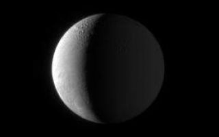 <h1>PIA09882:  On Approach to Enceladus</h1><div class="PIA09882" lang="en" style="width:272px;text-align:left;margin:auto;background-color:#000;padding:10px;max-height:150px;overflow:auto;"><p>The Cassini spacecraft acquired this view 15 hours before closest approach to Enceladus as the spacecraft dove toward its thrilling March 2008 encounter with the ice-particle-spewing moon. The cratered terrain of the north is seen at top, and is even dimly visible on the moon's night side, which is lit by reflected sunlight coming from Saturn.</p><p>North on Enceladus (505 kilometers, or 314 miles across) is up and rotated 22 degrees to the left. The north pole is tilted slightly toward Cassini.</p><p>The image was taken in visible green light with the Cassini spacecraft narrow-angle camera on March 12, 2008. The view was acquired at a distance of approximately 612,000 kilometers (380,000 miles) from Enceladus and at a Sun-Enceladus-spacecraft, or phase, angle of 114 degrees. Image scale is 4 kilometers (2 miles) per pixel.</p><p>The Cassini-Huygens mission is a cooperative project of NASA, the European Space Agency and the Italian Space Agency. The Jet Propulsion Laboratory, a division of the California Institute of Technology in Pasadena, manages the mission for NASA's Science Mission Directorate, Washington, D.C. The Cassini orbiter and its two onboard cameras were designed, developed and assembled at JPL. The imaging operations center is based at the Space Science Institute in Boulder, Colo.</p><p>For more information about the Cassini-Huygens mission visit <a href="http://saturn.jpl.nasa.gov" class="external free" target="wpext">http://saturn.jpl.nasa.gov/</a>. The Cassini imaging team homepage is at <a href="http://ciclops.org" class="external free" target="wpext">http://ciclops.org</a>.<br /><br /><a href="http://photojournal.jpl.nasa.gov/catalog/PIA09882" onclick="window.open(this.href); return false;" title="Voir l'image 	 PIA09882:  On Approach to Enceladus	  sur le site de la NASA">Voir l'image 	 PIA09882:  On Approach to Enceladus	  sur le site de la NASA.</a></div>