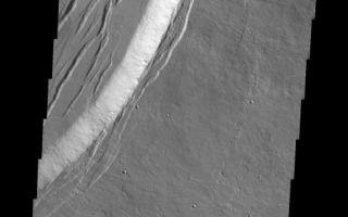 <h1>PIA09996:  Olympus Mons</h1><div class="PIA09996" lang="en" style="width:534px;text-align:left;margin:auto;background-color:#000;padding:10px;max-height:150px;overflow:auto;"><p><a href="/figures/PIA09996_fig1.jpg"></a><br><b>Context image for PIA09996<br />Olympus Mons</b></p><p>This VIS image was collected during the major Martian dust storm of 2007. The amount of dust filled atmosphere was thinner over the high altitude summits of the Tharsis volcanoes. This image shows the summit of Olympus Mons.<p>Image information: VIS instrument. Latitude 18.0N, Longitude 227.4E. 18 meter/pixel resolution.</p><p>Please see the <a href="http://themis.asu.edu/terms" target="_blank">THEMIS Data Citation Note</a> for details on crediting THEMIS images.</p><p>Note: this THEMIS visual image has not been radiometrically nor geometrically calibrated for this preliminary release. An empirical correction has been performed to remove instrumental effects. A linear shift has been applied in the cross-track and down-track direction to approximate spacecraft and planetary motion. Fully calibrated and geometrically projected images will be released through the Planetary Data System in accordance with Project policies at a later time.</p><p>NASA's Jet Propulsion Laboratory manages the 2001 Mars Odyssey mission for NASA's Office of Space Science, Washington, D.C. The Thermal Emission Imaging System (THEMIS) was developed by Arizona State University, Tempe, in collaboration with Raytheon Santa Barbara Remote Sensing. The THEMIS investigation is led by Dr. Philip Christensen at Arizona State University. Lockheed Martin Astronautics, Denver, is the prime contractor for the Odyssey project, and developed and built the orbiter. Mission operations are conducted jointly from Lockheed Martin and from JPL, a division of the California Institute of Technology in Pasadena.</p><br /><br /><a href="http://photojournal.jpl.nasa.gov/catalog/PIA09996" onclick="window.open(this.href); return false;" title="Voir l'image 	 PIA09996:  Olympus Mons	  sur le site de la NASA">Voir l'image 	 PIA09996:  Olympus Mons	  sur le site de la NASA.</a></div>