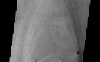 <h1>PIA10027:  Crater Island</h1><div class="PIA10027" lang="en" style="width:528px;text-align:left;margin:auto;background-color:#000;padding:10px;max-height:150px;overflow:auto;"><p><a href="/figures/PIA10027_fig1.jpg"></a><br><b>Context image for PIA10027<br />Crater Island</b></p><p>This VIS image contains an island in Tiu Valles. The impact crater divided the flow along both sides, wearing away the upstream ejecta and depositing a "tail" of material downstream.<p>Image information: VIS instrument. Latitude 20.3N, Longitude 328.8E. 18 meter/pixel resolution.</p><p>Please see the <a href="http://themis.asu.edu/terms" target="_blank">THEMIS Data Citation Note</a> for details on crediting THEMIS images.</p><p>Note: this THEMIS visual image has not been radiometrically nor geometrically calibrated for this preliminary release. An empirical correction has been performed to remove instrumental effects. A linear shift has been applied in the cross-track and down-track direction to approximate spacecraft and planetary motion. Fully calibrated and geometrically projected images will be released through the Planetary Data System in accordance with Project policies at a later time.</p><p>NASA's Jet Propulsion Laboratory manages the 2001 Mars Odyssey mission for NASA's Office of Space Science, Washington, D.C. The Thermal Emission Imaging System (THEMIS) was developed by Arizona State University, Tempe, in collaboration with Raytheon Santa Barbara Remote Sensing. The THEMIS investigation is led by Dr. Philip Christensen at Arizona State University. Lockheed Martin Astronautics, Denver, is the prime contractor for the Odyssey project, and developed and built the orbiter. Mission operations are conducted jointly from Lockheed Martin and from JPL, a division of the California Institute of Technology in Pasadena.</p><br /><br /><a href="http://photojournal.jpl.nasa.gov/catalog/PIA10027" onclick="window.open(this.href); return false;" title="Voir l'image 	 PIA10027:  Crater Island	  sur le site de la NASA">Voir l'image 	 PIA10027:  Crater Island	  sur le site de la NASA.</a></div>