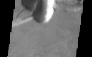<h1>PIA10030:  Follow the Fault</h1><div class="PIA10030" lang="en" style="width:604px;text-align:left;margin:auto;background-color:#000;padding:10px;max-height:150px;overflow:auto;"><p><a href="/figures/PIA10030_fig1.jpg"></a><br><b>Context image for PIA10030<br />Follow The Fault</b></p><p>This image of the southern rim of Melas Chasma is unique in showing the trace of one of the many faults associated with Valles Marineris. The fault is seen as a small ridge feature entering the upper lobe of the gully. It continues as the brighter line crossing diagonally across the gully and then as a darker line down along the slope to the floor of Melas Chasma.<p>Image information: VIS instrument. Latitude -10.3N, Longitude 283.7E. 35 meter/pixel resolution.</p><p>Please see the <a href="http://themis.asu.edu/terms" target="_blank">THEMIS Data Citation Note</a> for details on crediting THEMIS images.</p><p>Note: this THEMIS visual image has not been radiometrically nor geometrically calibrated for this preliminary release. An empirical correction has been performed to remove instrumental effects. A linear shift has been applied in the cross-track and down-track direction to approximate spacecraft and planetary motion. Fully calibrated and geometrically projected images will be released through the Planetary Data System in accordance with Project policies at a later time.</p><p>NASA's Jet Propulsion Laboratory manages the 2001 Mars Odyssey mission for NASA's Office of Space Science, Washington, D.C. The Thermal Emission Imaging System (THEMIS) was developed by Arizona State University, Tempe, in collaboration with Raytheon Santa Barbara Remote Sensing. The THEMIS investigation is led by Dr. Philip Christensen at Arizona State University. Lockheed Martin Astronautics, Denver, is the prime contractor for the Odyssey project, and developed and built the orbiter. Mission operations are conducted jointly from Lockheed Martin and from JPL, a division of the California Institute of Technology in Pasadena.</p><br /><br /><a href="http://photojournal.jpl.nasa.gov/catalog/PIA10030" onclick="window.open(this.href); return false;" title="Voir l'image 	 PIA10030:  Follow the Fault	  sur le site de la NASA">Voir l'image 	 PIA10030:  Follow the Fault	  sur le site de la NASA.</a></div>
