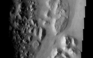 <h1>PIA10035:  Aurorae Chaos</h1><div class="PIA10035" lang="en" style="width:541px;text-align:left;margin:auto;background-color:#000;padding:10px;max-height:150px;overflow:auto;"><p><a href="/figures/PIA10035_fig1.jpg"></a><br><b>Context image for PIA10035<br />Aurorae Chaos</b></p><p>At the eastern end of Valles Marineris the terrain changes dramatically from broad chasms to immense regions of chaotic blocks. Most of the chaos regions contain channels which may be an indication of how the region formed.<p>Image information: VIS instrument. Latitude 0.0N, Longitude 0.0E. 0 meter/pixel resolution.</p><p>Please see the <a href="http://themis.asu.edu/terms" target="_blank">THEMIS Data Citation Note</a> for details on crediting THEMIS images.</p><p>Note: this THEMIS visual image has not been radiometrically nor geometrically calibrated for this preliminary release. An empirical correction has been performed to remove instrumental effects. A linear shift has been applied in the cross-track and down-track direction to approximate spacecraft and planetary motion. Fully calibrated and geometrically projected images will be released through the Planetary Data System in accordance with Project policies at a later time.</p><p>NASA's Jet Propulsion Laboratory manages the 2001 Mars Odyssey mission for NASA's Office of Space Science, Washington, D.C. The Thermal Emission Imaging System (THEMIS) was developed by Arizona State University, Tempe, in collaboration with Raytheon Santa Barbara Remote Sensing. The THEMIS investigation is led by Dr. Philip Christensen at Arizona State University. Lockheed Martin Astronautics, Denver, is the prime contractor for the Odyssey project, and developed and built the orbiter. Mission operations are conducted jointly from Lockheed Martin and from JPL, a division of the California Institute of Technology in Pasadena.</p><br /><br /><a href="http://photojournal.jpl.nasa.gov/catalog/PIA10035" onclick="window.open(this.href); return false;" title="Voir l'image 	 PIA10035:  Aurorae Chaos	  sur le site de la NASA">Voir l'image 	 PIA10035:  Aurorae Chaos	  sur le site de la NASA.</a></div>