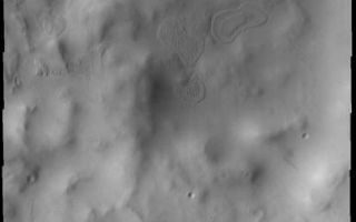 <h1>PIA10255:  End of Summer</h1><div class="PIA10255" lang="en" style="width:411px;text-align:left;margin:auto;background-color:#000;padding:10px;max-height:150px;overflow:auto;"><p><a href="/figures/PIA10255_fig1.jpg"></a><br><b>Context image for PIA10255<br />End of Summer</b></p><p>Autumn has begun in the southern hemisphere of Mars. As the sun retreats northward frost will begin to accumulate. The frost-free floor of this crater, with it's intricate texture, will soon be hidden. Due to Mars' orbit, the seasons are twice as long as on Earth - so it will be a full earthyear before this crater floor is exposed again.<p>Image information: VIS instrument. Latitude -76.9N, Longitude 84.2E. 17 meter/pixel resolution.</p><p>Please see the <a href="http://themis.asu.edu/terms" target="_blank">THEMIS Data Citation Note</a> for details on crediting THEMIS images.</p><p>Note: this THEMIS visual image has not been radiometrically nor geometrically calibrated for this preliminary release. An empirical correction has been performed to remove instrumental effects. A linear shift has been applied in the cross-track and down-track direction to approximate spacecraft and planetary motion. Fully calibrated and geometrically projected images will be released through the Planetary Data System in accordance with Project policies at a later time.</p><p>NASA's Jet Propulsion Laboratory manages the 2001 Mars Odyssey mission for NASA's Office of Space Science, Washington, D.C. The Thermal Emission Imaging System (THEMIS) was developed by Arizona State University, Tempe, in collaboration with Raytheon Santa Barbara Remote Sensing. The THEMIS investigation is led by Dr. Philip Christensen at Arizona State University. Lockheed Martin Astronautics, Denver, is the prime contractor for the Odyssey project, and developed and built the orbiter. Mission operations are conducted jointly from Lockheed Martin and from JPL, a division of the California Institute of Technology in Pasadena.</p><br /><br /><a href="http://photojournal.jpl.nasa.gov/catalog/PIA10255" onclick="window.open(this.href); return false;" title="Voir l'image 	 PIA10255:  End of Summer	  sur le site de la NASA">Voir l'image 	 PIA10255:  End of Summer	  sur le site de la NASA.</a></div>