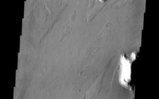 <h1>PIA10345:  Marte Valles</h1><div class="PIA10345" lang="en" style="width:564px;text-align:left;margin:auto;background-color:#000;padding:10px;max-height:150px;overflow:auto;"><p><a href="/figures/PIA10345_fig1.jpg"></a><br><b>Context image for PIA10345<br />Marte Valles</b></p><p>The channels and streamlined islands in this VIS image are part of Marte Valles, an extensive set of lava channels.<p>Image information: VIS instrument. Latitude 22.4N, Longitude 185.0E. 19 meter/pixel resolution.</p><p>Please see the <a href="http://themis.asu.edu/terms" target="_blank">THEMIS Data Citation Note</a> for details on crediting THEMIS images.</p><p>Note: this THEMIS visual image has not been radiometrically nor geometrically calibrated for this preliminary release. An empirical correction has been performed to remove instrumental effects. A linear shift has been applied in the cross-track and down-track direction to approximate spacecraft and planetary motion. Fully calibrated and geometrically projected images will be released through the Planetary Data System in accordance with Project policies at a later time.</p><p>NASA's Jet Propulsion Laboratory manages the 2001 Mars Odyssey mission for NASA's Office of Space Science, Washington, D.C. The Thermal Emission Imaging System (THEMIS) was developed by Arizona State University, Tempe, in collaboration with Raytheon Santa Barbara Remote Sensing. The THEMIS investigation is led by Dr. Philip Christensen at Arizona State University. Lockheed Martin Astronautics, Denver, is the prime contractor for the Odyssey project, and developed and built the orbiter. Mission operations are conducted jointly from Lockheed Martin and from JPL, a division of the California Institute of Technology in Pasadena.<br /><br /><a href="http://photojournal.jpl.nasa.gov/catalog/PIA10345" onclick="window.open(this.href); return false;" title="Voir l'image 	 PIA10345:  Marte Valles	  sur le site de la NASA">Voir l'image 	 PIA10345:  Marte Valles	  sur le site de la NASA.</a></div>
