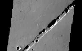 <h1>PIA10349:  Labeatis Catenae</h1><div class="PIA10349" lang="en" style="width:553px;text-align:left;margin:auto;background-color:#000;padding:10px;max-height:150px;overflow:auto;"><p><a href="/figures/PIA10349_fig1.jpg"></a><br><b>Context image for PIA10349<br />Labeatis Catenae</b></p><p>This chain of collapse pits occurs within one of the many tectonic graben of the Tharsis region.<p>Image information: VIS instrument. Latitude 19.5N, Longitude 266.8E. 18 meter/pixel resolution.</p><p>Please see the <a href="http://themis.asu.edu/terms" target="_blank">THEMIS Data Citation Note</a> for details on crediting THEMIS images.</p><p>Note: this THEMIS visual image has not been radiometrically nor geometrically calibrated for this preliminary release. An empirical correction has been performed to remove instrumental effects. A linear shift has been applied in the cross-track and down-track direction to approximate spacecraft and planetary motion. Fully calibrated and geometrically projected images will be released through the Planetary Data System in accordance with Project policies at a later time.</p><p>NASA's Jet Propulsion Laboratory manages the 2001 Mars Odyssey mission for NASA's Office of Space Science, Washington, D.C. The Thermal Emission Imaging System (THEMIS) was developed by Arizona State University, Tempe, in collaboration with Raytheon Santa Barbara Remote Sensing. The THEMIS investigation is led by Dr. Philip Christensen at Arizona State University. Lockheed Martin Astronautics, Denver, is the prime contractor for the Odyssey project, and developed and built the orbiter. Mission operations are conducted jointly from Lockheed Martin and from JPL, a division of the California Institute of Technology in Pasadena.<br /><br /><a href="http://photojournal.jpl.nasa.gov/catalog/PIA10349" onclick="window.open(this.href); return false;" title="Voir l'image 	 PIA10349:  Labeatis Catenae	  sur le site de la NASA">Voir l'image 	 PIA10349:  Labeatis Catenae	  sur le site de la NASA.</a></div>
