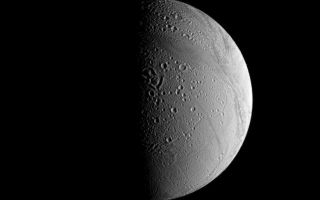 <h1>PIA10445:  Reshaping the Craters</h1><div class="PIA10445" lang="en" style="width:799px;text-align:left;margin:auto;background-color:#000;padding:10px;max-height:150px;overflow:auto;"><p>Craters on Enceladus tend to be modified by a couple of different processes that are visible in this view. </p><p>Most crater rims on this icy surface appear to have softened, or "relaxed," shapes compared to the initial, sharp edges they likely possessed when first formed by impacts. Additionally, systems of tectonic folds and fractures cut through craters, like those at top center, repaving the more ancient, cratered surface. </p><p>One of the largest of these systems is Samarkand Sulci, which stretches from lower right toward upper left in this view.</p><p>The view looks toward terrain near the north pole of Enceladus (504 kilometers, or 313 miles across) from 48 degrees above the moon's equator. Lit terrain seen here is on the moon's Saturn-facing side. North is up and rotated 16 degrees to the left.</p><p>The image was taken with the Cassini spacecraft narrow-angle camera on June 30, 2008 using a combination of spectral filters sensitive to wavelengths of polarized green light centered at 617 and 568 nanometers. The view was acquired at a distance of approximately 161,000 kilometers (100,000 miles) from Enceladus and at a Sun-Enceladus-spacecraft, or phase, angle of 85 degrees. Image scale is 962 meters (0.6 mile) per pixel.</p><p>The Cassini-Huygens mission is a cooperative project of NASA, the European Space Agency and the Italian Space Agency. The Jet Propulsion Laboratory, a division of the California Institute of Technology in Pasadena, manages the mission for NASA's Science Mission Directorate, Washington, D.C. The Cassini orbiter and its two onboard cameras were designed, developed and assembled at JPL. The imaging operations center is based at the Space Science Institute in Boulder, Colo.</p><p>For more information about the Cassini-Huygens mission visit <a href="http://saturn.jpl.nasa.gov" class="external free" target="wpext">http://saturn.jpl.nasa.gov/</a>. The Cassini imaging team homepage is at <a href="http://ciclops.org" class="external free" target="wpext">http://ciclops.org</a>.<br /><br /><a href="http://photojournal.jpl.nasa.gov/catalog/PIA10445" onclick="window.open(this.href); return false;" title="Voir l'image 	 PIA10445:  Reshaping the Craters	  sur le site de la NASA">Voir l'image 	 PIA10445:  Reshaping the Craters	  sur le site de la NASA.</a></div>