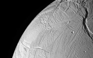 <h1>PIA10515:  Over the Limb</h1><div class="PIA10515" lang="en" style="width:800px;text-align:left;margin:auto;background-color:#000;padding:10px;max-height:150px;overflow:auto;"><p>The Cassini spacecraft acquired this view of Enceladus just after the spacecraft passed within 25 kilometers (15 miles) of the surface on Oct. 9, 2008. Remarkably, only a handful of craters are visible in this view, indicating the relatively young age of this surface.</p><p>The image was taken in visible light with the Cassini spacecraft narrow-angle camera on Oct. 9, 2008 at a distance of approximately 38,000 kilometers (24,000 miles) from Enceladus and at a Sun-Enceladus-spacecraft, or phase, angle of 73 degrees. Image scale is 228 meters (746 feet) per pixel.</p><p>The Cassini-Huygens mission is a cooperative project of NASA, the European Space Agency and the Italian Space Agency. The Jet Propulsion Laboratory, a division of the California Institute of Technology in Pasadena, manages the mission for NASA's Science Mission Directorate, Washington, D.C. The Cassini orbiter and its two onboard cameras were designed, developed and assembled at JPL. The imaging operations center is based at the Space Science Institute in Boulder, Colo.</p><p>For more information about the Cassini-Huygens mission visit <a href="http://saturn.jpl.nasa.gov" class="external free" target="wpext">http://saturn.jpl.nasa.gov/</a>. The Cassini imaging team homepage is at <a href="http://ciclops.org" class="external free" target="wpext">http://ciclops.org</a>.<br /><br /><a href="http://photojournal.jpl.nasa.gov/catalog/PIA10515" onclick="window.open(this.href); return false;" title="Voir l'image 	 PIA10515:  Over the Limb	  sur le site de la NASA">Voir l'image 	 PIA10515:  Over the Limb	  sur le site de la NASA.</a></div>