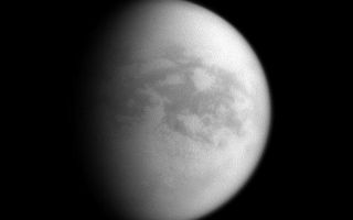 <h1>PIA10536:  Saturn's View of Titan's Trailing Hemisphere</h1><div class="PIA10536" lang="en" style="width:785px;text-align:left;margin:auto;background-color:#000;padding:10px;max-height:150px;overflow:auto;"><p>Although this image is centered on the Saturn-facing hemisphere of Titan, here the sun illuminates mainly the trailing hemisphere of Saturn's largest moon. <p><p>The image was taken with the Cassini spacecraft narrow-angle camera on Nov. 9, 2008 using a spectral filter sensitive to wavelengths of infrared light centered at 938 nanometers. The view was obtained at a distance of approximately 1.774 million kilometers (1.102 million miles) from Titan and at a Sun-Titan-spacecraft, or phase, angle of 56 degrees. Image scale is 11 kilometers (7 miles) per pixel.<p><p>The Cassini-Huygens mission is a cooperative project of NASA, the European Space Agency and the Italian Space Agency. The Jet Propulsion Laboratory, a division of the California Institute of Technology in Pasadena, manages the mission for NASA's Science Mission Directorate, Washington, D.C. The Cassini orbiter and its two onboard cameras were designed, developed and assembled at JPL. The imaging operations center is based at the Space Science Institute in Boulder, Colo.</p><p>For more information about the Cassini-Huygens mission visit <a href="http://saturn.jpl.nasa.gov" class="external free" target="wpext">http://saturn.jpl.nasa.gov/</a>. The Cassini imaging team homepage is at <a href="http://ciclops.org" class="external free" target="wpext">http://ciclops.org</a>.<br /><br /><a href="http://photojournal.jpl.nasa.gov/catalog/PIA10536" onclick="window.open(this.href); return false;" title="Voir l'image 	 PIA10536:  Saturn's View of Titan's Trailing Hemisphere	  sur le site de la NASA">Voir l'image 	 PIA10536:  Saturn's View of Titan's Trailing Hemisphere	  sur le site de la NASA.</a></div>