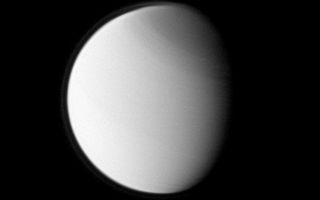 <h1>PIA10546:  Titan's North Polar Haze</h1><div class="PIA10546" lang="en" style="width:800px;text-align:left;margin:auto;background-color:#000;padding:10px;max-height:150px;overflow:auto;"><p>Titan's globally distributed detached haze layer and the moon's north polar hood, both notable details of its thick atmosphere, are clearly seen in this image from the Cassini spacecraft. </p><p>Titan is 5,150 kilometers (3,200 miles) across, slightly larger than Mercury.</p><p>The image was taken with the Cassini spacecraft narrow-angle camera using a combination of spectral filters sensitive to wavelengths of polarized ultraviolet light centered at 338 nanometers. The view was obtained at a distance of approximately 1.742 million kilometers (1.083 million miles) from Titan and at a Sun-Titan-spacecraft, or phase, angle of 50 degrees. Image scale is 10 kilometers (6 miles) per pixel.</p><p>The Cassini-Huygens mission is a cooperative project of NASA, the European Space Agency and the Italian Space Agency. The Jet Propulsion Laboratory, a division of the California Institute of Technology in Pasadena, manages the mission for NASA's Science Mission Directorate, Washington, D.C. The Cassini orbiter and its two onboard cameras were designed, developed and assembled at JPL. The imaging operations center is based at the Space Science Institute in Boulder, Colo.</p><p>For more information about the Cassini-Huygens mission visit <a href="http://saturn.jpl.nasa.gov" class="external free" target="wpext">http://saturn.jpl.nasa.gov/</a>. The Cassini imaging team homepage is at <a href="http://ciclops.org" class="external free" target="wpext">http://ciclops.org</a>.<br /><br /><a href="http://photojournal.jpl.nasa.gov/catalog/PIA10546" onclick="window.open(this.href); return false;" title="Voir l'image 	 PIA10546:  Titan's North Polar Haze	  sur le site de la NASA">Voir l'image 	 PIA10546:  Titan's North Polar Haze	  sur le site de la NASA.</a></div>