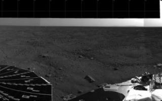 <h1>PIA10726:  Sweeping Martian Plains</h1><div class="PIA10726" lang="en" style="width:800px;text-align:left;margin:auto;background-color:#000;padding:10px;max-height:150px;overflow:auto;"><p>This 360-degree view from NASA's Phoenix Mars Lander shows the spacecraft's solar arrays, lander deck and the Martian polar landscape beyond. The hummocky terrain has a network of troughs and very few rocks, typical of polar surfaces here on Earth.</p><p>Phoenix's Surface Stereo Imager captured the images making up this mosaic on the first and third martian days, or sols, of the mission (May 26 and 28, 2008). The spacecraft is capable of taking color, high-resolution photos, but its first priority is to scan its surroundings with black-and-white, lower-resolution images like these.</p><p>The Phoenix Mission is led by the University of Arizona, Tucson, on behalf of NASA. Project management of the mission is by NASA's Jet Propulsion Laboratory, Pasadena, Calif. Spacecraft development is by Lockheed Martin Space Systems, Denver.<br /><br /><a href="http://photojournal.jpl.nasa.gov/catalog/PIA10726" onclick="window.open(this.href); return false;" title="Voir l'image 	 PIA10726:  Sweeping Martian Plains	  sur le site de la NASA">Voir l'image 	 PIA10726:  Sweeping Martian Plains	  sur le site de la NASA.</a></div>